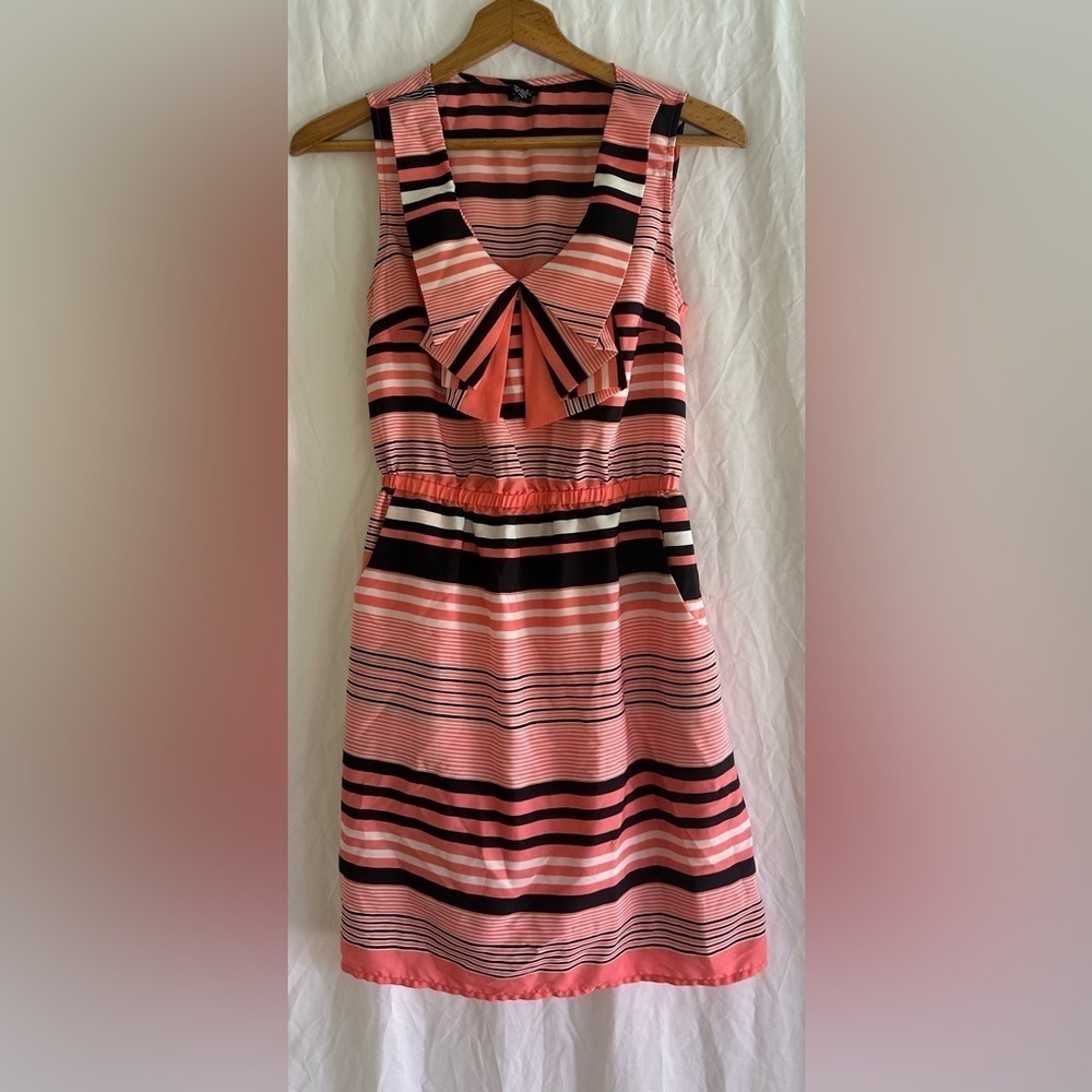 Rue 21 Girls Sleeveless Pink, Black, White stripe Dress size Medium Pockets